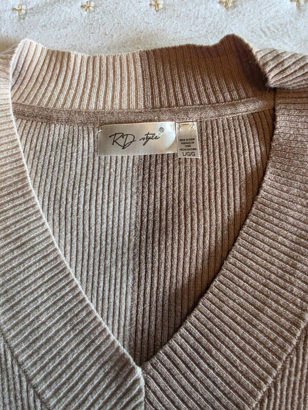 RD Style Two-Tone V-Neck Ribbed Knit Sweater - Picture 2 of 5